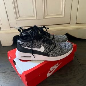 Black nike fly knit Thea sneakers